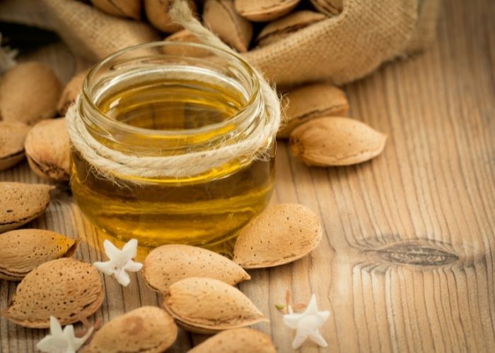 هل زيت اللوز الحلو يسمن الوجه تعرفي على فوائد زيت اللوز الحلو للوجه بركة للأعشاب الطبية