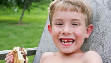 سقوط الأسنان اللبنية في عمر أربع سنوات