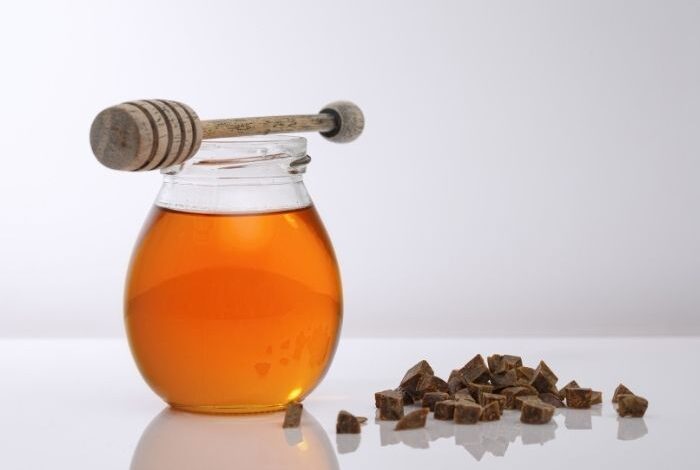 طريقة استخدام العكبر المطحون مع العسل - بركة للأعشاب الطبية